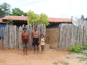 Família de Manoel Cornélio sobrevive apenas com a ajuda de programa assistenciais na Zona Rural de Elesbão Veloso (Foto: Pedro Santiago/G1)