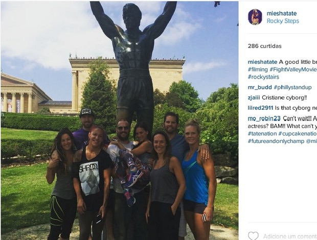 BLOG: Cris Cyborg posa com Miesha Tate e Holly Holm em frente à estátua de "Rocky"