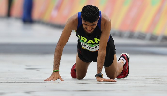 Iraniano Mohammad Jaafar Moradi chega engatinhando na maratona (Foto: REUTERS/Lucy Nicholson)