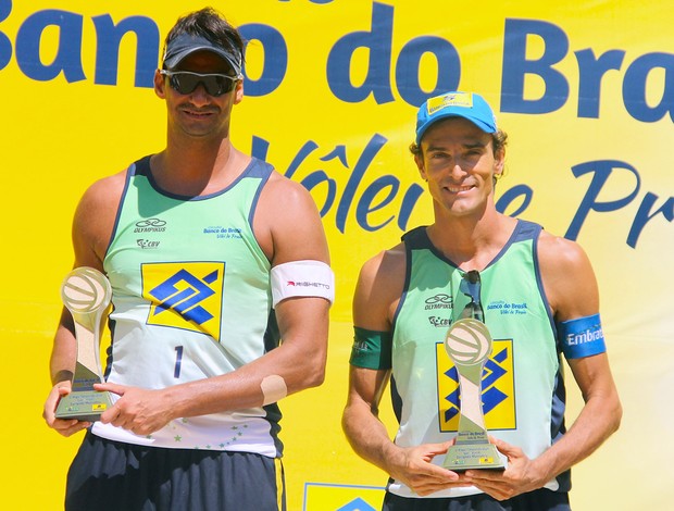 Ricardo e Emanuel comemoração vôlei de praia etapa Vitória (Foto: Paulo Frank / CBV)