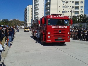 Bombeiros participam de desfile em Macaé (Foto: Júnior Costa / G1) Bombeiros participam de desfile em Macaé (Foto: Júnior Costa / G1)