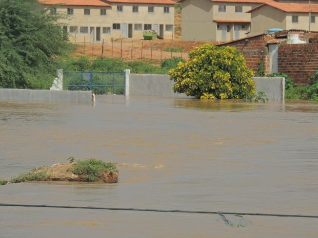 Rio invadiu cidade de Brumado na Bahia, cerca de 50 pessoas estão desabrigadas (Foto: Lay Amorim / Brumado Notícias)