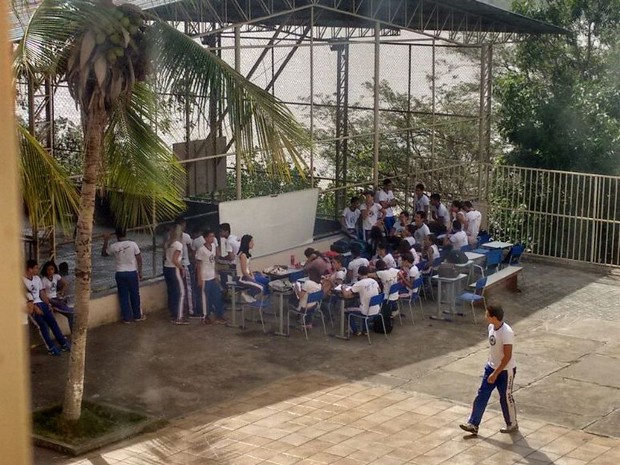 Estudantes assistem aula em pátio de escola (Foto: Julieth Gioavanna Carvalho/ Arquivo pessoal)