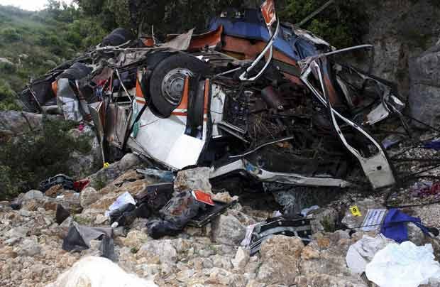 Ônibus destruído após acidente nesta segunda-feira (21) próximo a Himare, na Albâniar (Foto: Reuters)