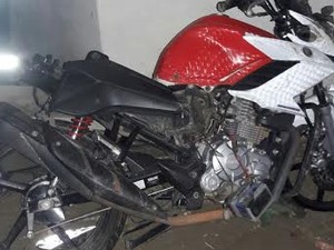 Quatro pessoas estavam na moto que bateu em um muro (Foto: Divulgação / Polícia Militar) Quatro pessoas estavam na moto que bateu em um muro (Foto: Divulgação / Polícia Militar)