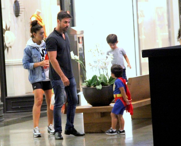 Juliana Paes e o marido brincam com o filho (Foto: J. Humberto / Agnews) Juliana Paes e o marido brincam com o filho (Foto: J. Humberto / Agnews)