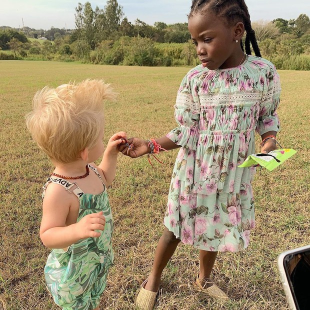 Enrico Bacchi e Titi participam de ensaio (Foto: Reprodução/Instagram) Enrico Bacchi e Titi participam de ensaio (Foto: Reprodução/Instagram)
