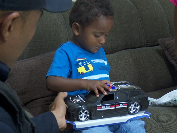 Menino pedia na cartinha escrita ao Papai Noel um carrinho de polícia de brinquedo (Foto: Ana Claudia Ferreira/G1) Menino pedia na cartinha escrita ao Papai Noel um carrinho de polícia de brinquedo (Foto: Ana Claudia Ferreira/G1)