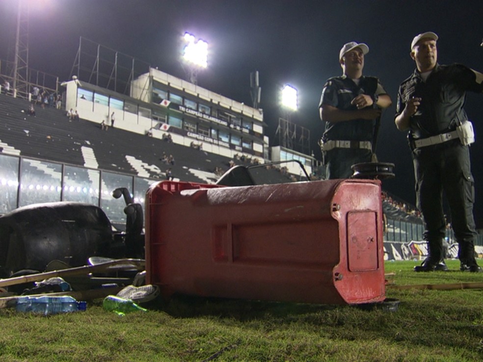 Marcas da violência tomaram o gramado de São Januário.  (Foto: Reprodução / Tv Globo)