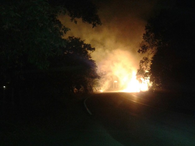 Caminhão-tanque tombou e explodiu no Km-14 da BR-316 em Satuba  (Foto: Divulgação / BPA)