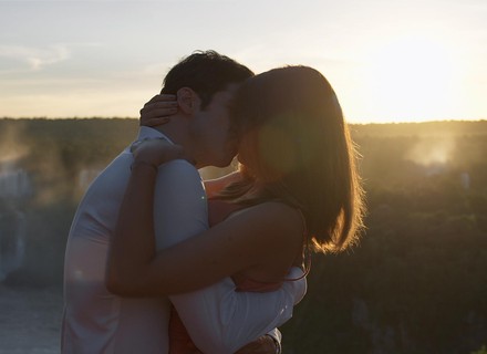 Estreia 'Pega Pega': Eric e Luíza se beijam