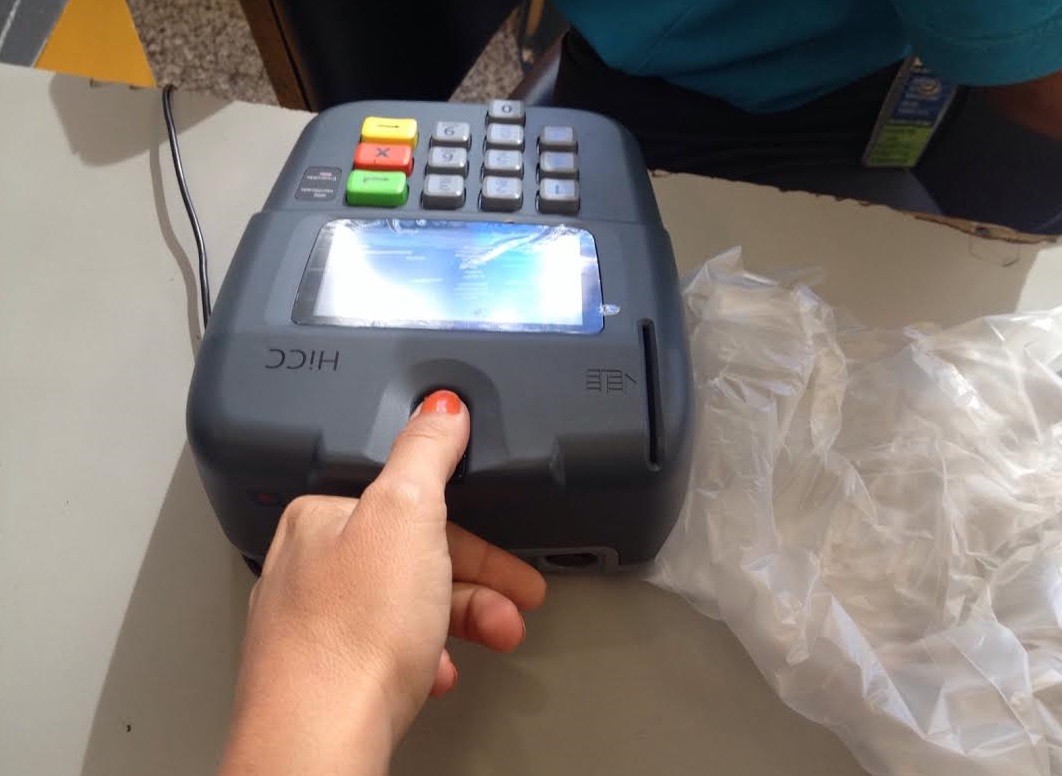 Máquina chamada 'captahuella' com sistema biométrico para liberar as compras em supermercados da Venezuela
