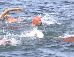 Oitenta e cinco nadadores participaram da 3ª Travessia do Lago de Manso (Foto: Reprodução/TVCA)