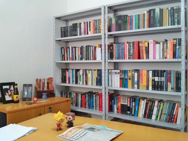 Sala de estudos do professor Moisés Costa é o cômodo que ele mais gosta em sua casa. O local tem, pelo menos 500 livros, separados por assunto e organizados (Foto: Moisés Costa/arquivo pessoal ) Sala de estudos do professor Moisés Costa é o cômodo que ele mais gosta em sua casa. O local tem, pelo menos 500 livros, separados por assunto e organizados (Foto: Moisés Costa/arquivo pessoal )