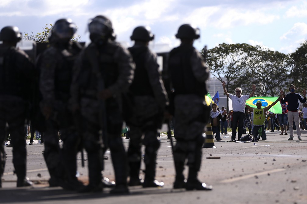 Confronto entre policiais e manifestantes durante protesto contra o governo do presidente Michel Temer, em Brasília (Foto: Marcelo Camargo/Agência Brasil)