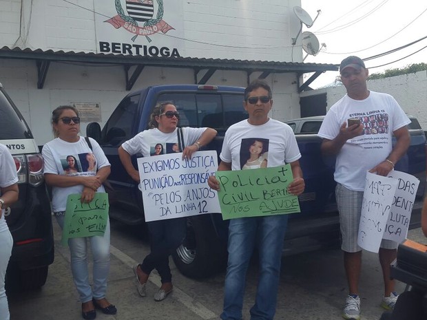 Familiares fizeram protesto em frente à delegacia de Bertioga (Foto: Nina Barbosa / G1) Familiares fizeram protesto em frente à delegacia de Bertioga (Foto: Nina Barbosa / G1)