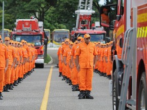 Bombeiros do Distrito Federal durante cerimônia de entrega de novos veículos (Foto: Andre Borges/Agência Brasília)