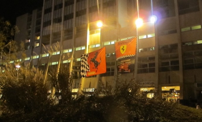 Bandeiras da Ferrari, em homenagem a Michael Schumacher, que venceu cinco dos seus sete títulos pela escuderia de Maranello, continuam erguidas na frente do hospital (Foto: Felipe Siqueira)