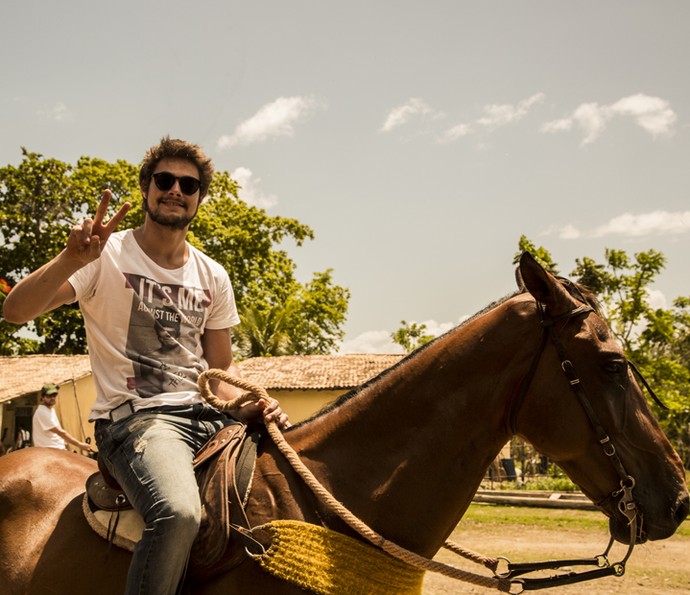 Rafael Vitti aproveita a visita aos sets de gravação para cavalgar (Foto: Adriana Garcia/ Gshow)