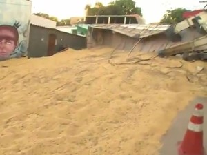 Carreta tomba e espalha carga de soja no bairro de Águas Claras (Foto: Reprodução/TV Bahia)