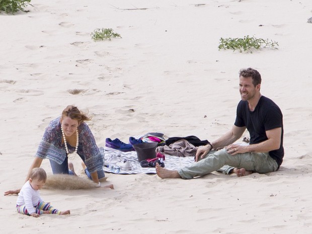Blake Lively e o marido, Ryan Reynolds, com o filho, James, em praia em New South Wales, na Austrália (Foto: Grosby Group/ Agência)