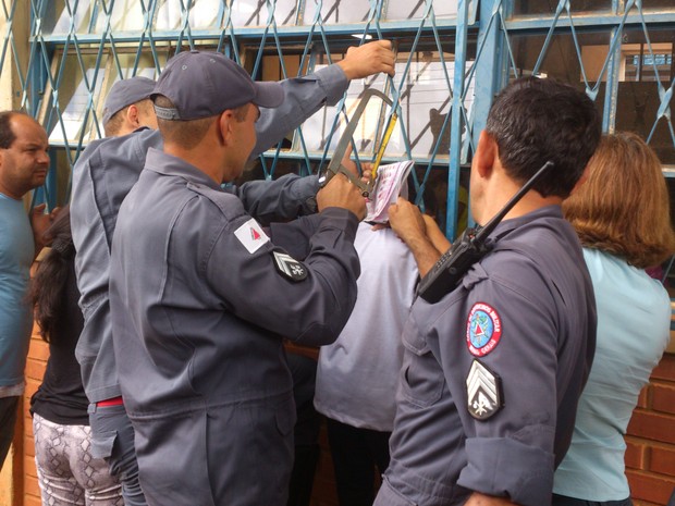 Criança ficou cercas de 20 minutos com a cabeça presa. (Foto: Divulgação/Corpo de Bombeiros)