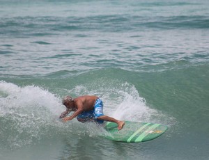 Ray Farias surfe
