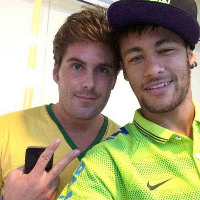 Neymar e o irmão de Bruno Gagliasso posam para foto (Foto: Reprodução)