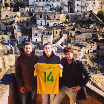 Perfil de Matthew Achilli, fundador do Egomnia, e equipe com bandeira do Brasil (Foto: Reprodução/Instagram/MatthewAchilli) Perfil de Matthew Achilli, fundador do Egomnia, e equipe com bandeira do Brasil (Foto: Reprodução/Instagram/MatthewAchilli)