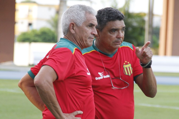 Flavio Araújo e o auxiliar Hélio Pinheiro, comandando o Sampaio no Estádio Mangueirão (Foto: Ary Souza / O Liberal)