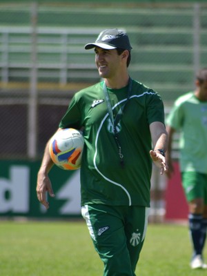 Técnico Léo Condé pode ganhar desfalque na lateral-direita da Caldense para primeiro jogo decisivo (Foto: Régis Melo)