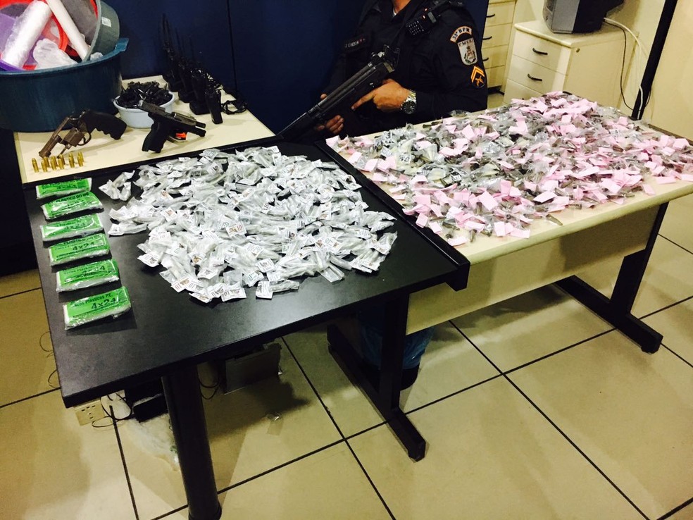 Material apreendido com os suspeitos de tráfico no bairro Vila Nova, em Angra dos Reis (Foto: Polícia Militar/Divulgação)