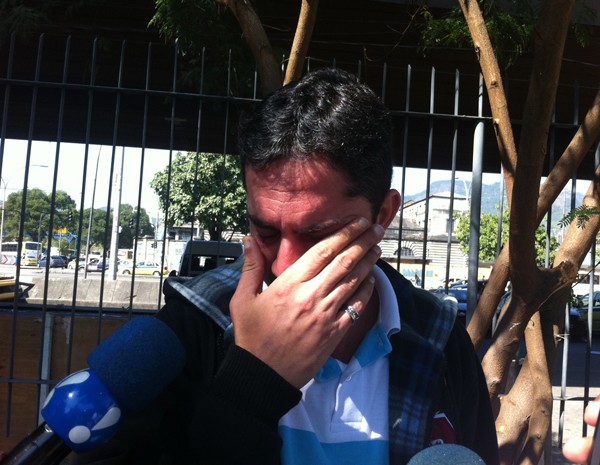 Marido da Claudia chora em frente ao IML (Foto: Janaína Carvalho/G1)