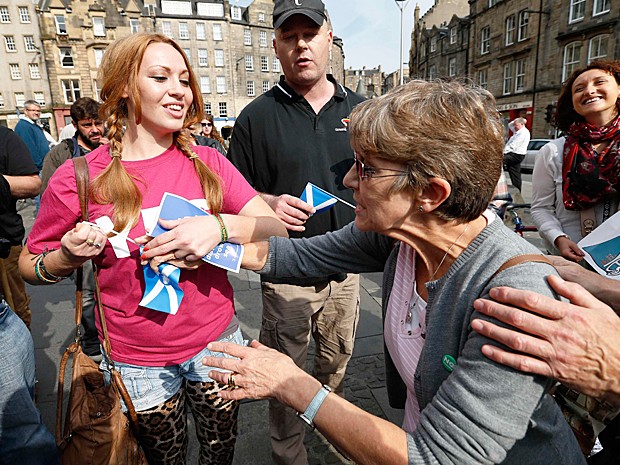Partidários do 'Sim' e do 'Não' argumentam em Edimburgo na Escócia sobre o referendo pelo qual o país deve passar (Foto: Russell Cheyne/Reuters)