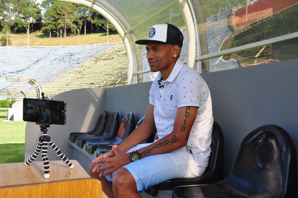 Mais de uma hora de risadas: Caça-Rato relembra extravagância com dinheiro e dancinha em clipe (Foto: Igor Rodrigues/GloboEsporte.com)