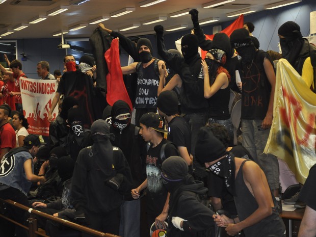 Manifestantes ocupam a Câmara de Vereadores em Campinas (Foto: Lana Torres / G1)