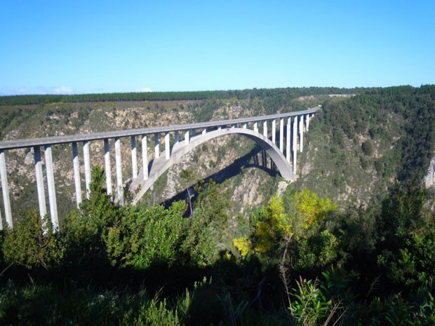 A ponte sobre o Rio Bloukrans, em Plettenberg Bay, onde está instalado o bungee jump (Foto: Eduardo Carvalho/G1)