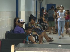 População faz fila em posto de saúde de Vila Velha (Foto: Reprodução/ TV Gazeta)