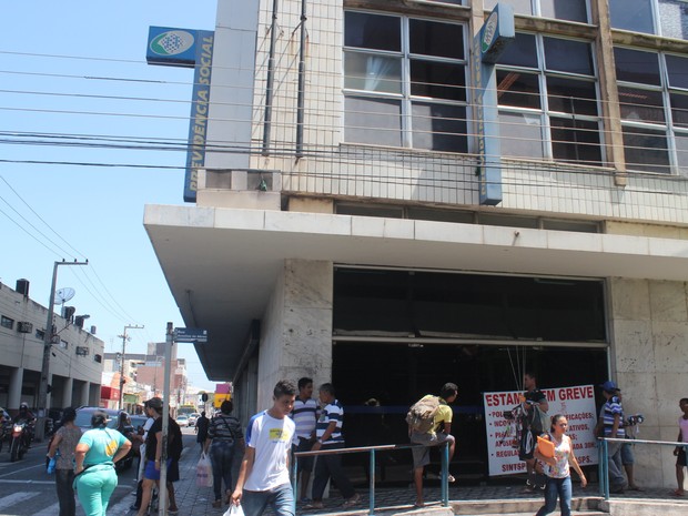 Pessoas procuraram a agência do INSS, mas não foram atendidas (Foto: Catarina Costa/G1)