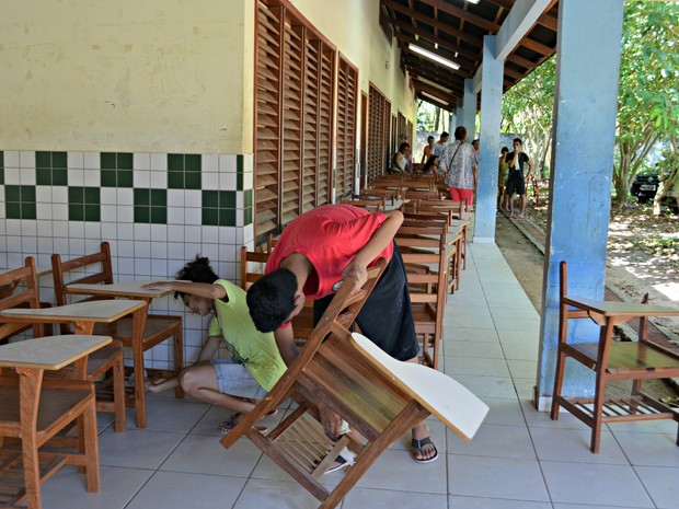 Cadeiras recebem limpezas durante mutirão realizado na Escola Dr. João Batista Aguiar (Foto: Aline Nascimento/G1)