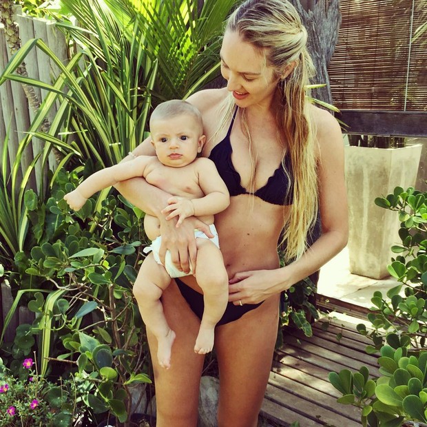 Candice Swanepoel e o filho (Foto: Reprodução / Instagram)