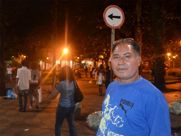 O pedreiro Jesué Rodrigues disse que voltaria para casa a pé por causa da suspensão dos ônibus em Ribeirão (Foto: Rodolfo Tiengo/G1)