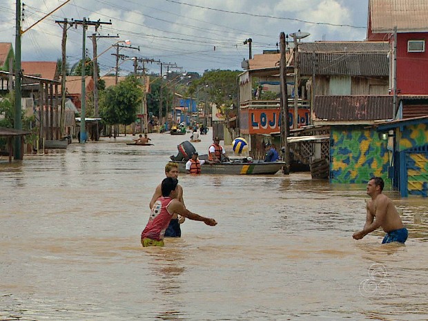 Amigos jogam vôlei em meio a enchente; 'É melhor porque não machuca', diz morador (Foto: Reprodução/TV Amazonas)