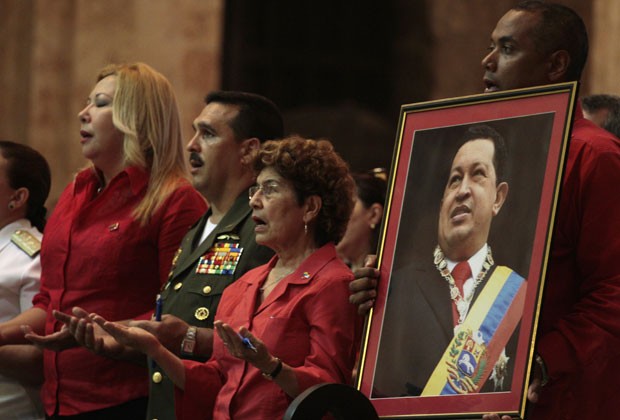 Venezuelanos rezam por Chávez em Cuba neste sábado (12) (Foto: Reuters)