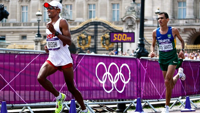 Marilson dos Santos no final da maratona das Olimpíadas (Foto: AP)