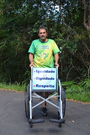 José de Castro, conhecido como Zé do Pedal, com a cadeira de rodas que vai empurrar durante a viagem (Foto: Zé do Pedal/Arquivo pessoal)