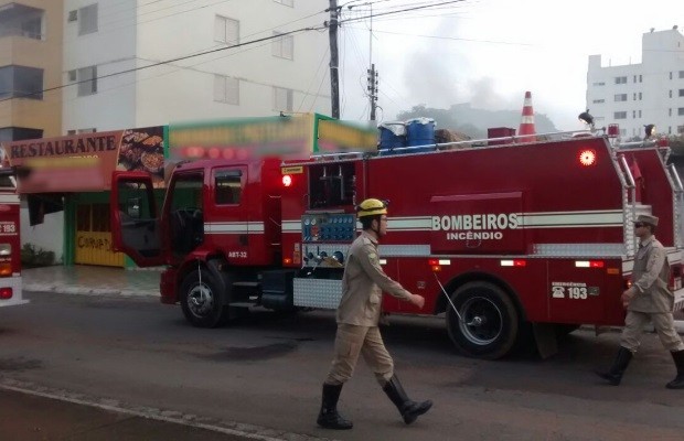 Bombeiros combatem fogo em pamonharia de Goiânia Goiás (Foto: Márcio Venício/TV Anhanguera)