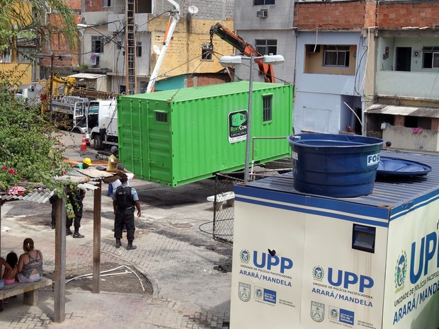 Novo container da UPP é instalado em Manguinhos (Foto: Marcos de Paula / Estadão Conteúdo)