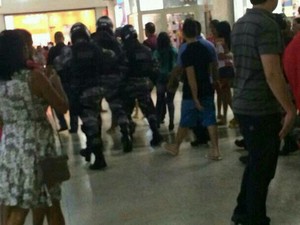 Policiais entraram no shopping para conter tumulto após os disparos (Foto: Arquivo Pessoal)