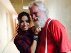 Anitta encontra Papai Noel e posa para foto